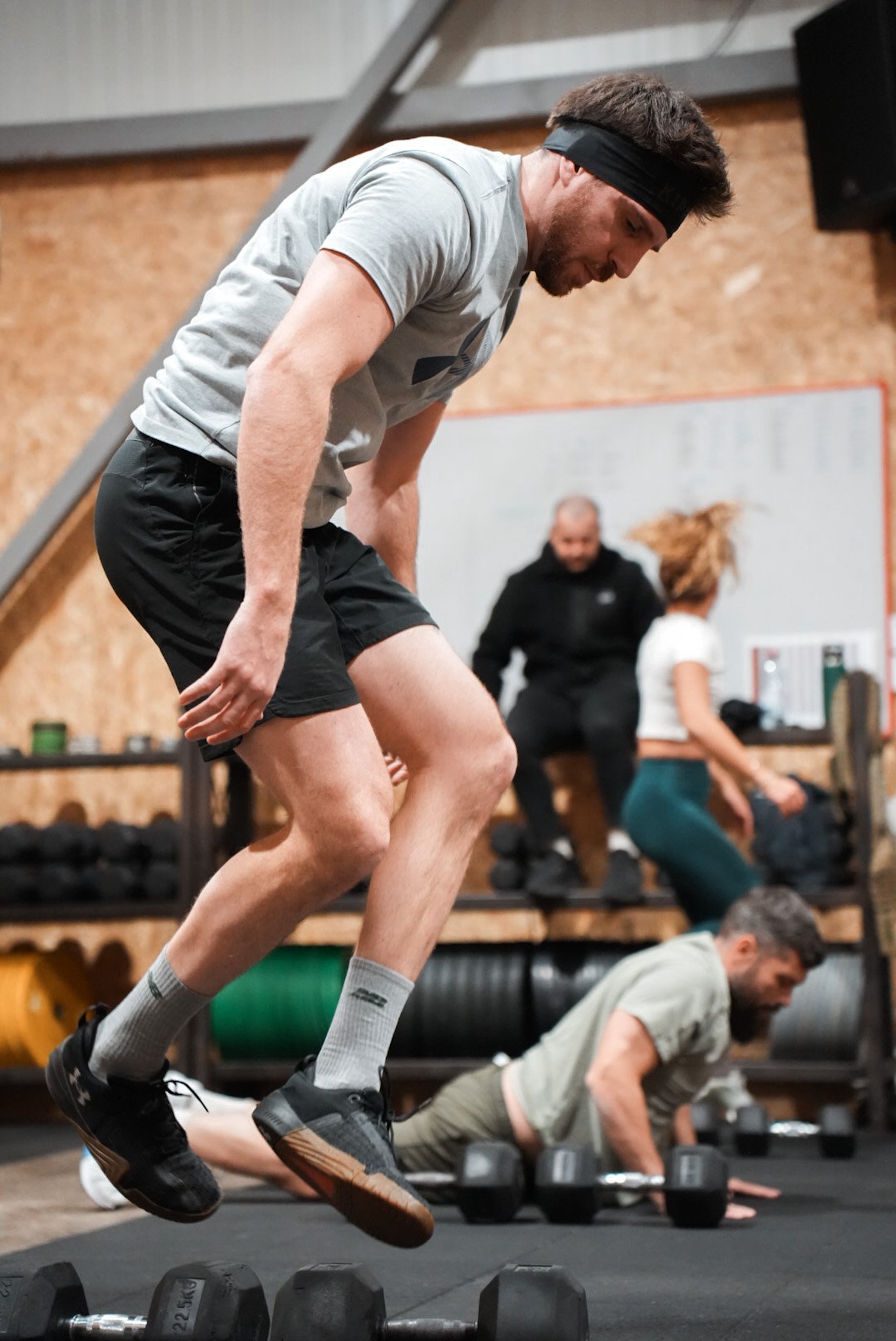 Athlète en plein saut lors d'un WOD intense au CrossFit Albi