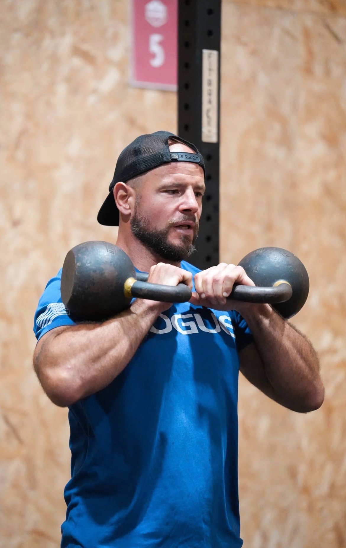 Membre au kettlebell pendant un cours de CrossFit à Albi