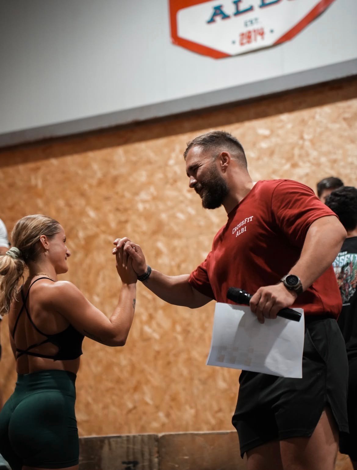 Coach de CrossFit Albi félicitant une membre après un WOD